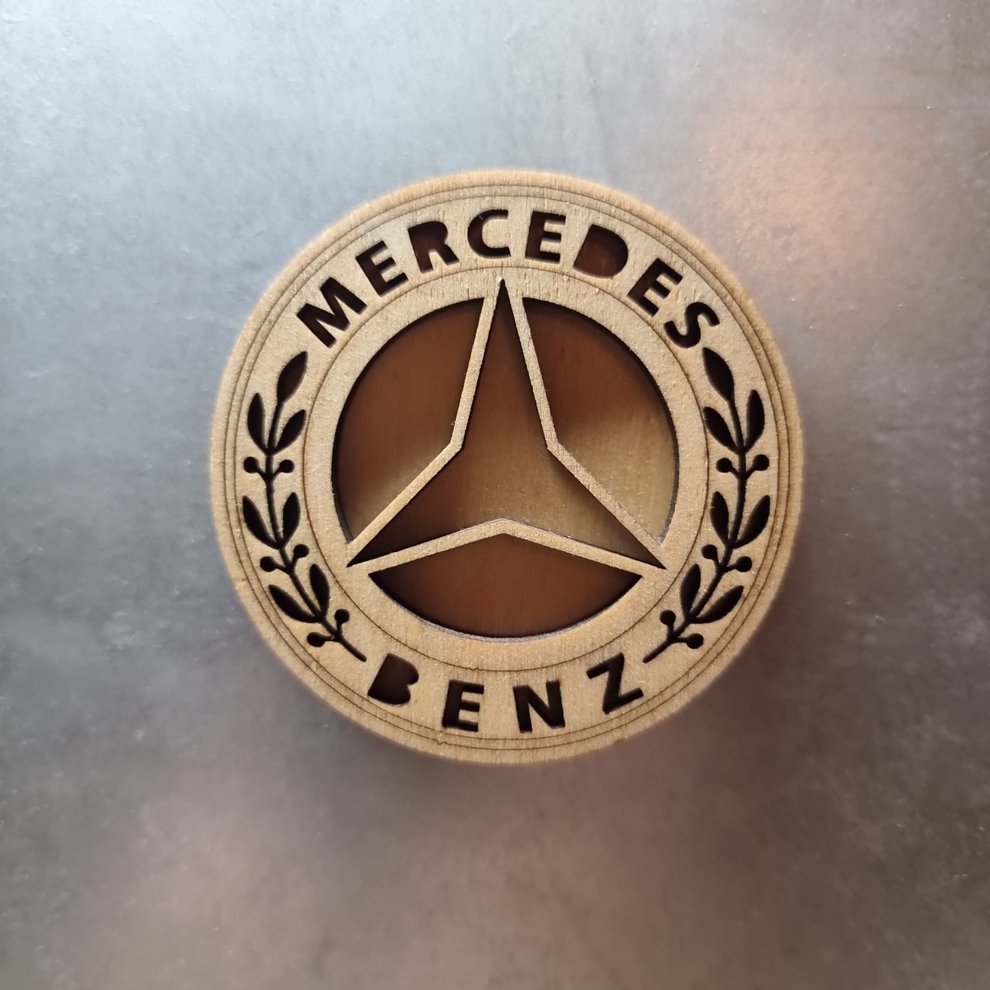 Mercedes-Benz Holzmagnet mit 3D-Effekt