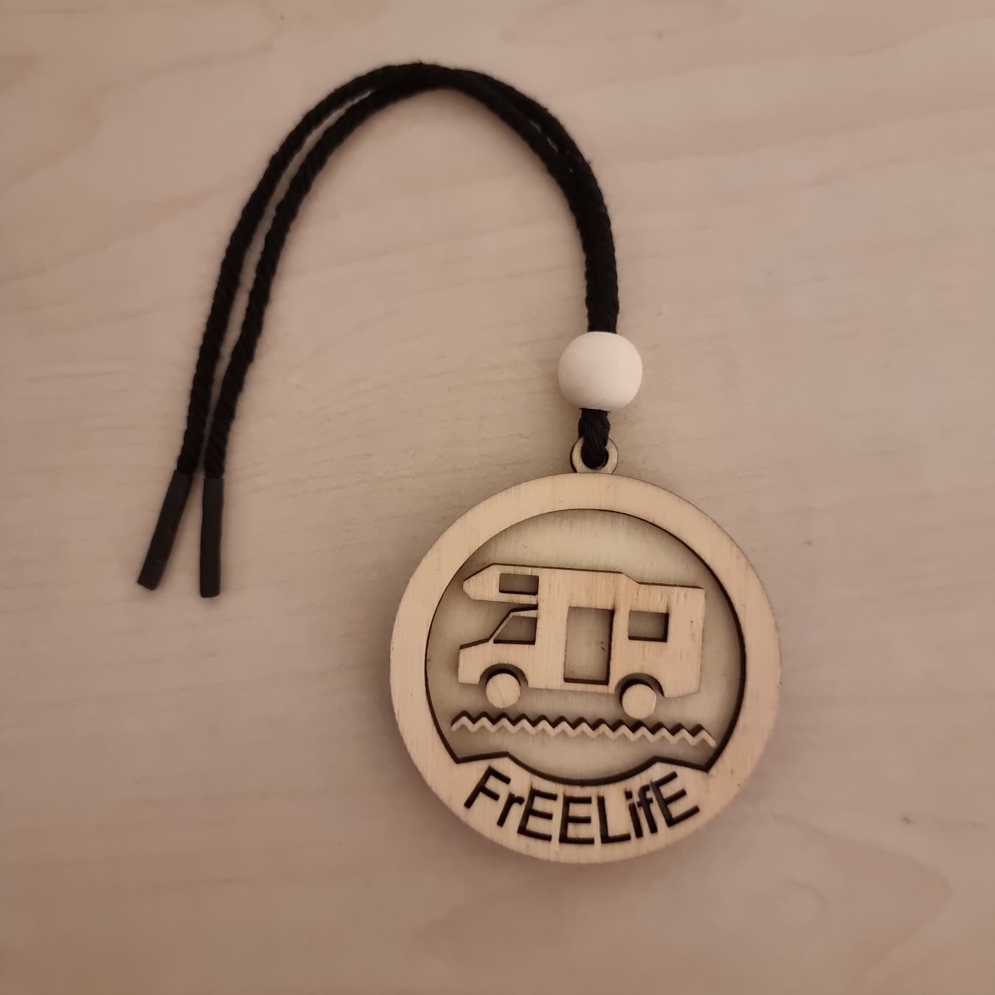 Free Life-Anhänger aus Holz mit 3D-Effekt